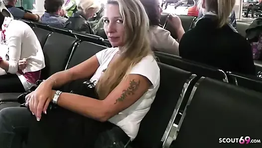 Une MILF allemande exhibe ses seins énormes dans un avion et chevauche en vacances