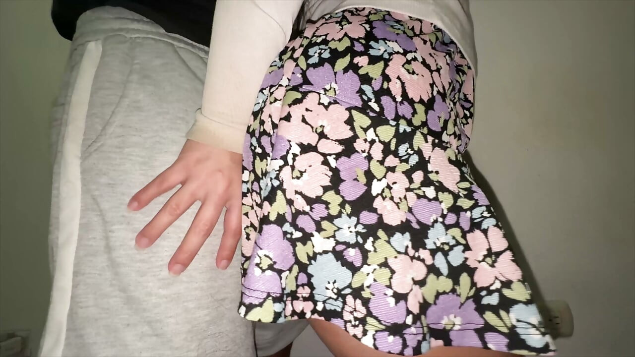 Mujer Desconocida Toca La Polla De Un Extraño En Público