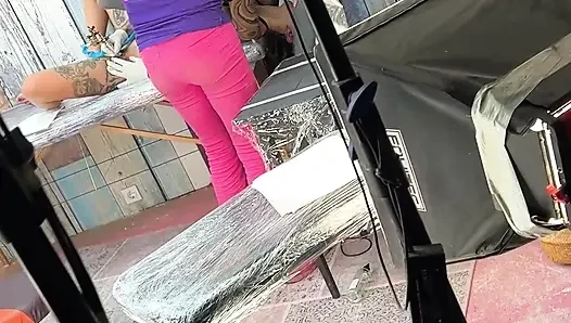 Dövme dükkanı sürtüğü dövme yaparken amını yalatıyor ve yarak emiyor