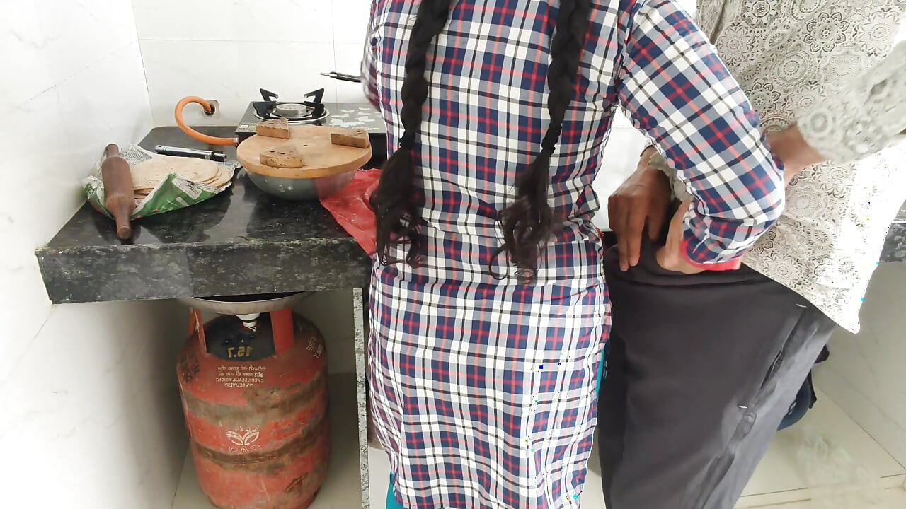 大きくてタイトなお尻、魅力的なインド人メイドが寝取られ持ち主に犯される