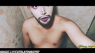 Buitenaardse jongen die zijn grote onbesneden pik aftrekt onder de douche en zijn eigen sperma eet