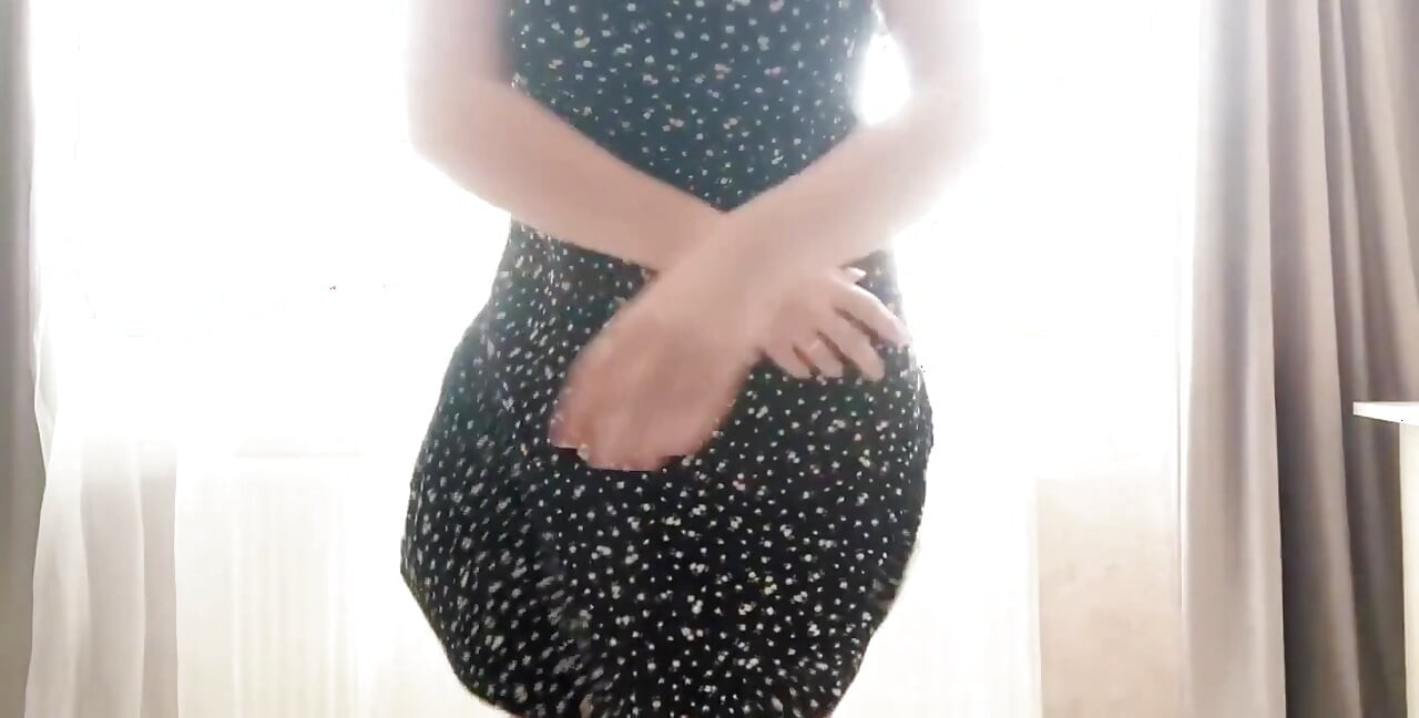 Saute sur une bite et gémit bruyamment