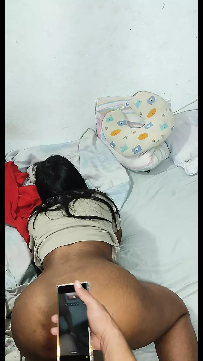 18 साल की मासूम भारतीय कमसिन पहली बार गोरे लंड की कोशिश करती है