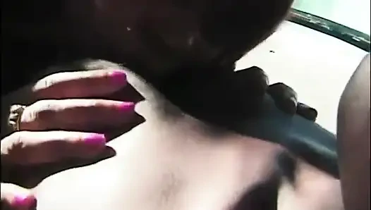 Büyük memeli zenci lezbiyenler bahçede parmaklıyor