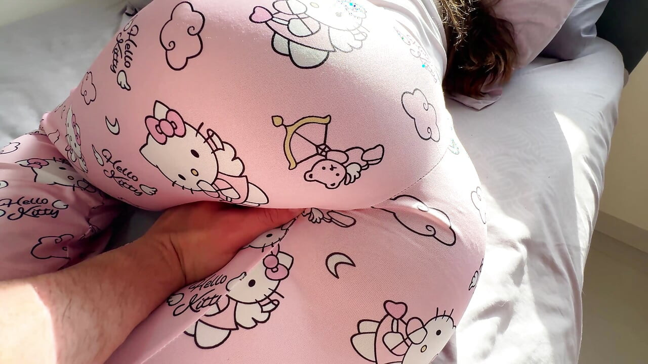 Mi hijastra en pijamas de Hello Kitty siempre deja la puerta de su habitación abierta