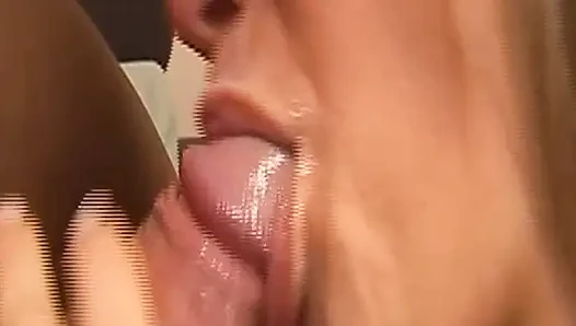 Cewek hot rambut cokelat dijilat dan di-fingering sampai orgasme