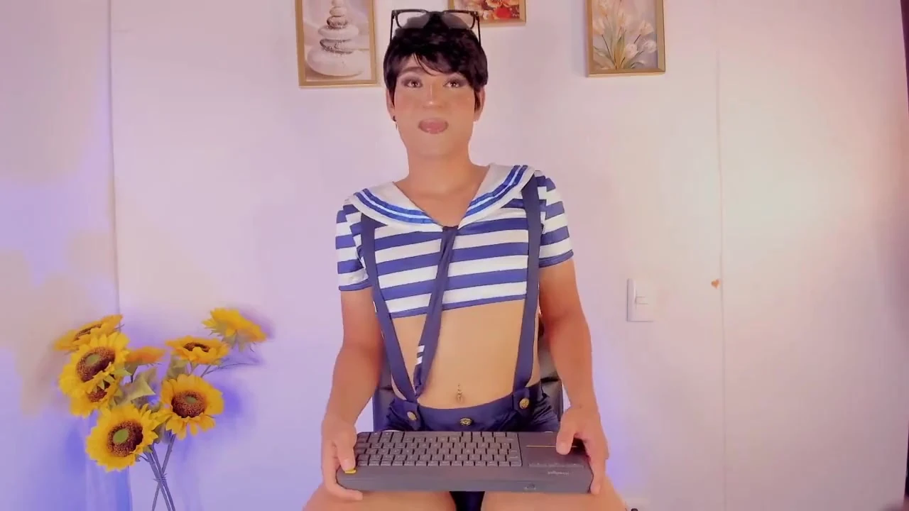 Sevimli femboy, fahişe kılığına girmiş, birinin ona bakmasını ister