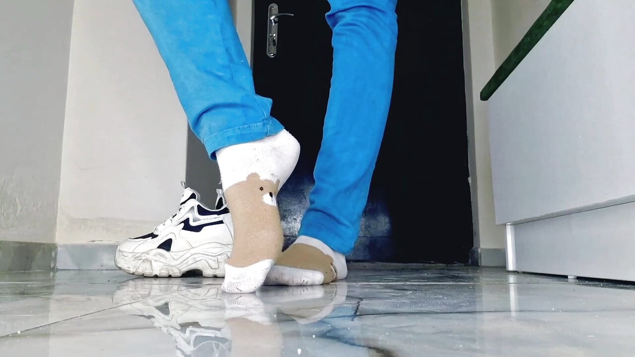 Efter en lang gåtur i sneakers er mine fødder svedige. Det er tid til en fodmassage fra min underdanige.