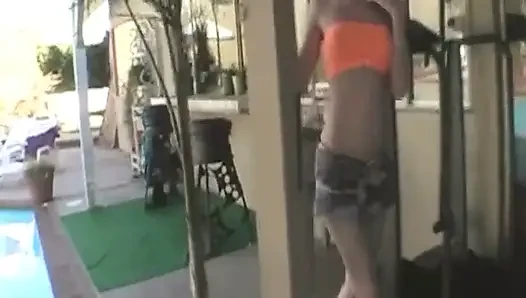 Bebek gibi kız kanepede büyük yarağı içine alıyor