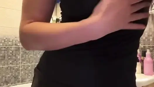 Üvey annem parmaklarıyla götünü sikiyor