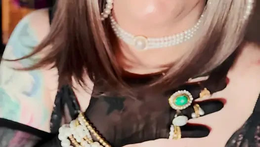 Nylon, britische reife tina snua raucht eine Zigarette In nylonellenbogenhandschuhen &schmuck - Raucherin OMI OME snap inhaliert beim driften