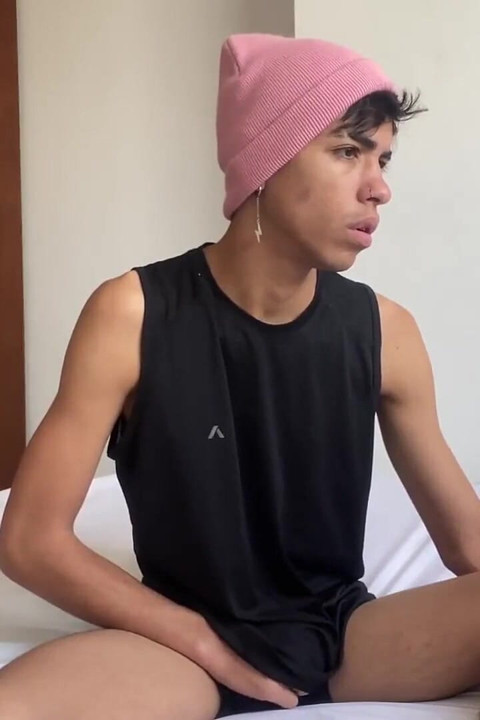 Colombian boy and vergon has a great erection and takes out his hot milk