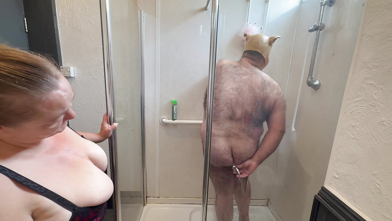 Domina Satana i Satanino prase pod tušem.