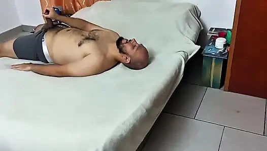 Üvey kız kardeşim beni yatağında mastürbasyon yaparken yakalıyor