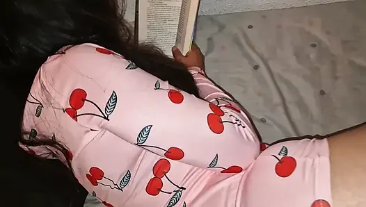 Sahabatku mergokin aku lagi baca buku sendirian di kamarku, tiba-tiba kami ngentot habis-habisan tanpa kondom