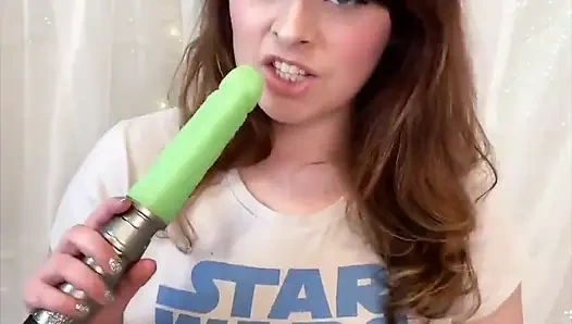 Итак, для сегодняшнего откидки мы празднуем то время, когда гиковские секс-игрушки одарили мне дилдо световых мечей