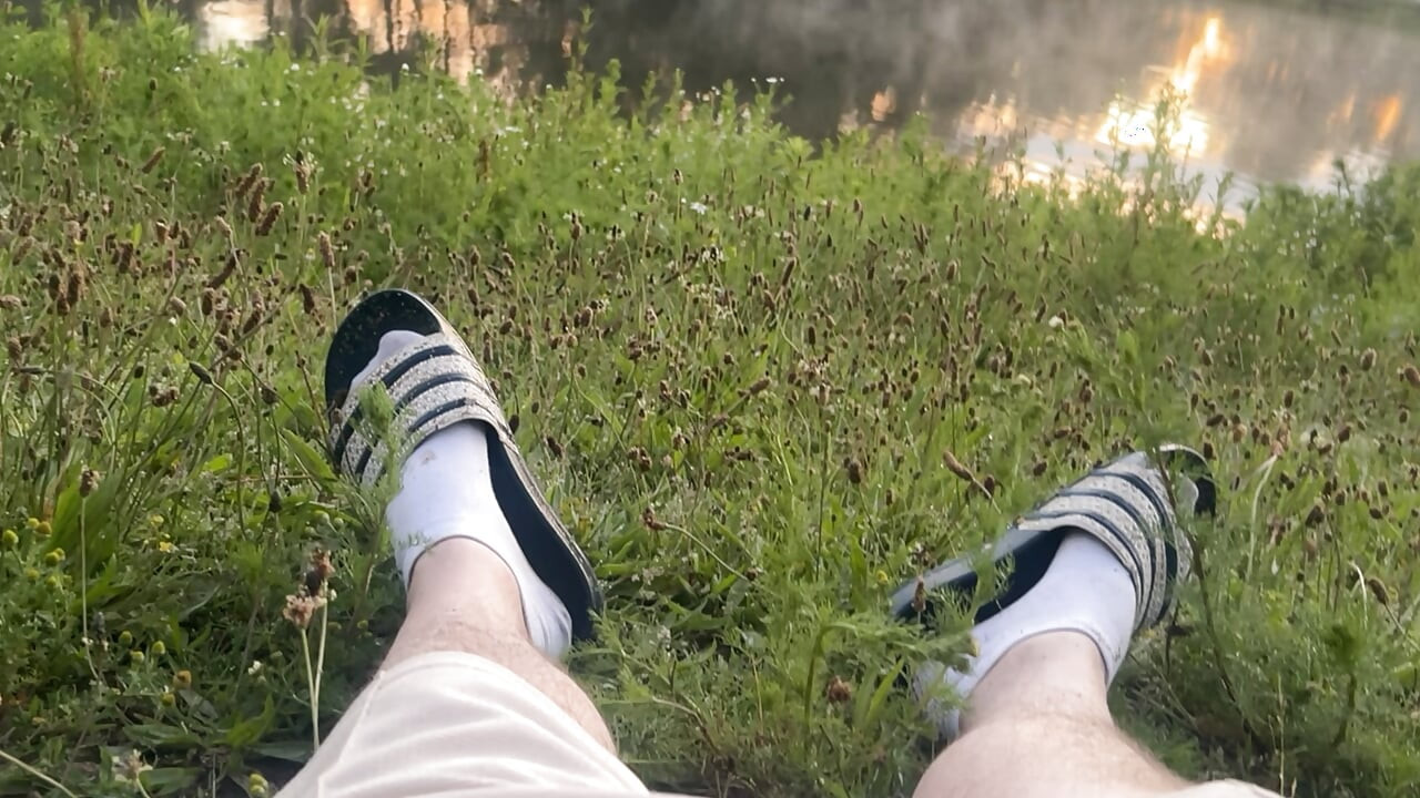 Leker om morgenen ved en offentlig innsjø