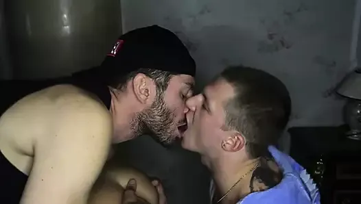 2 homo op een feestje neuken een vriend en komen klaar op poesje