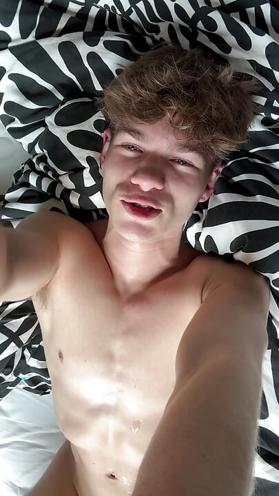 Twink cums on his abs