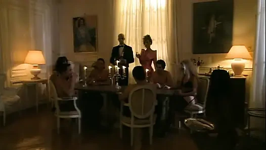 Azgın orta yaşlı seksi kadın büyük sert yarakla parti seksinin tadını çıkarıyor