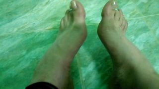 Wyraźne paznokcie i palce u nóg