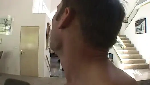 Seks threesome antar ras bareng cewek hot rambut pirang yang lagi asik nyepong dua kontol