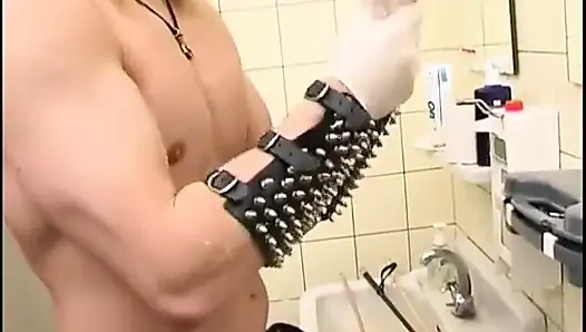 Nyonya femdom pirang menggoda kontol terikat dengan keras