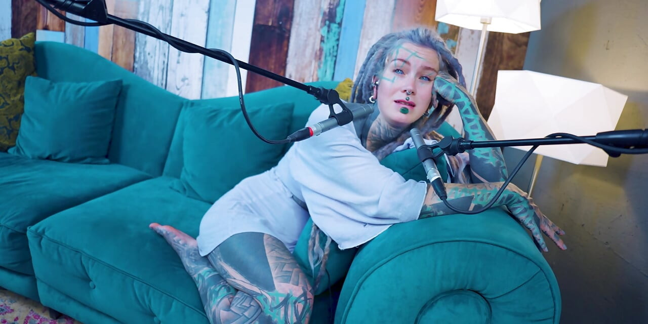 Ich spreche über I - Isolation - ASMR podcast SFW spricht goth dünnes mädchen dreadlocks tattoo-modell inked mädchen