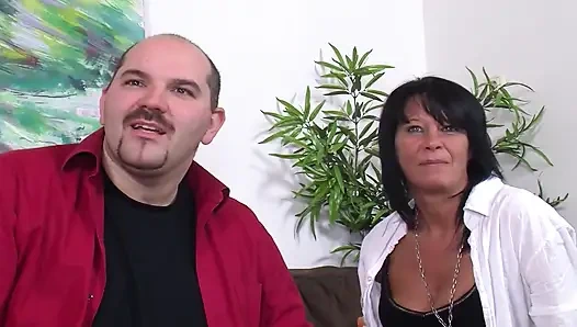 Сногсшибательную зрелую шлюшку из Германии отдолбили в тройничке