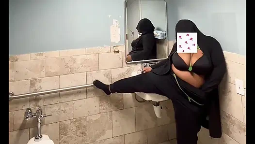 Poison Ivy'nin külotu ıslanıyor!