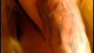Pov bj - une grosse bite tatouée se fait sucer