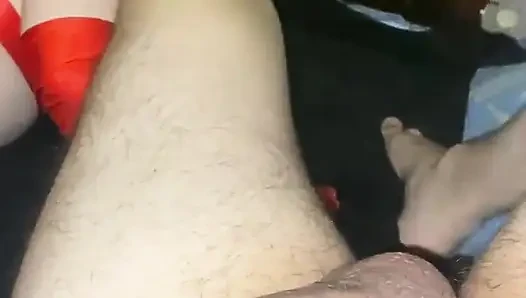 Gadis Berpakaian Dalam Merah Mencium Kaki Saya Saat Saya Masturbasi