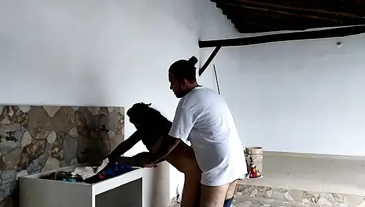 Hizmetçiyi yıkarken sikiyorum