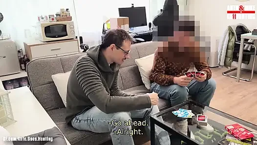 Heteroseksüel Genç Kıllı Tesisatçı Mike Ile Uno Oyunundan Sonra Emiliyor Ve Mastürbasyon Yapıyor