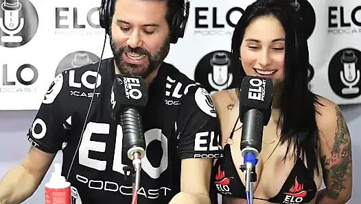 Wawancara bareng elo podcast berujung dengan banyaknya pertanyaan mesum yang bikin jenifer play sange berat