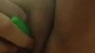 Une BBW jouit avec une ambiance verte sur son clito sous la douche 2