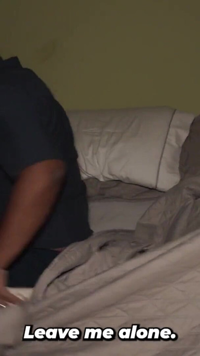 Bizi görmelerine izin verme! - Kayınbiraderi azgın kocayla aynı odada seks yapıyor | Klip 2