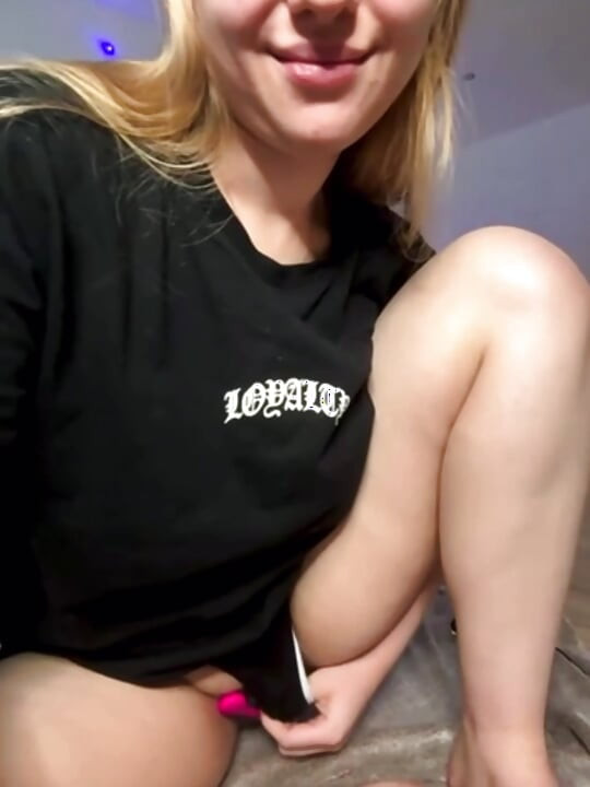 締まった膣に満ちた強烈な振動