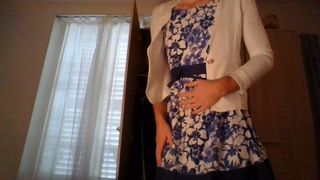 Кроссдрессер в симпатичной секретарше в цветочном платье в любительском видео