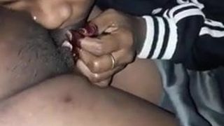 Une tatie tamoule suce une bite