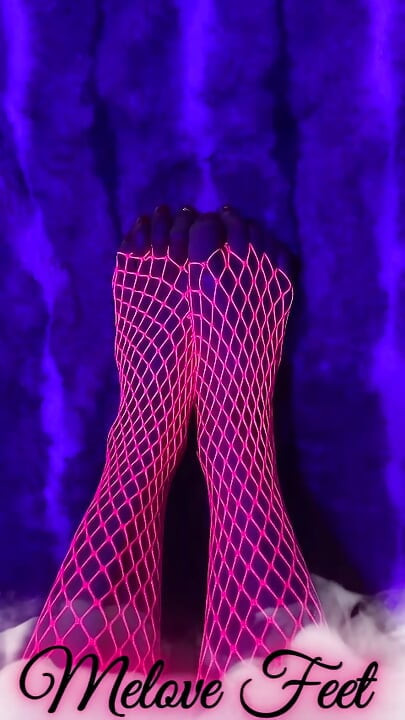 Plasă de neon roz pe picioare asiatice mici sexy cu degetele lungi