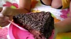 ब्राजील लड़की सह केक खा रही है