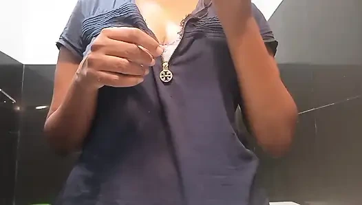 Cewek sri lanka ini lagi asik muasin memek beceknya pakai dildo di kamar mandi