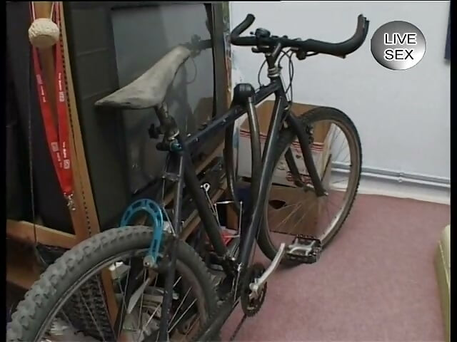 Une pute brune se fait doigter et baiser avant de lâcher du sperme sur ses petits seins