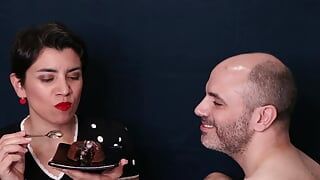 Éjaculation sur un gâteau de lave au chocolat