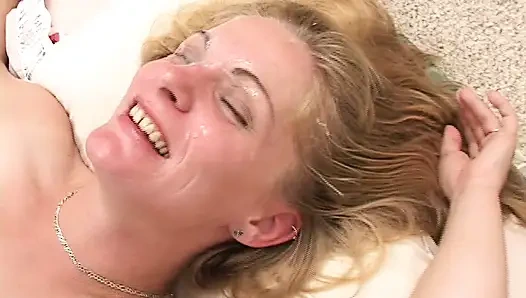 Dia dicrot di dalam sama ayah tirinya di sendok!