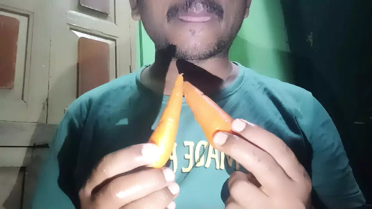 Fodendo com brinquedos veg cenoura e oleada