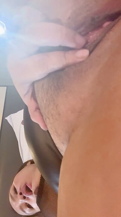 Ibu filipina seksi menggoda pacar virtualnya saat suaminya pergi.