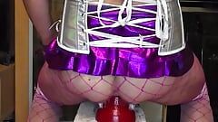 Полностью одетый сексуальный кроссдрессер с огромными силиконовыми сиськами растягивает его анальную киску действительно широко