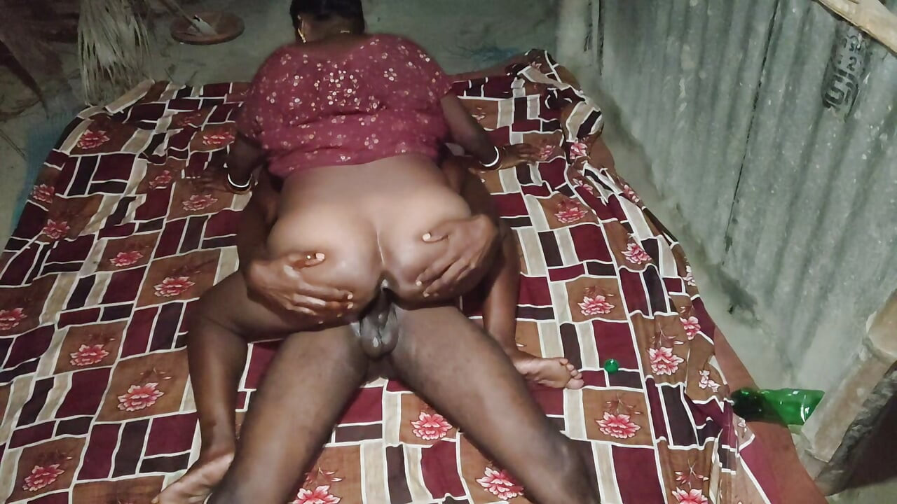 Bhabhi uprawiała pieprzenie z wielką dupą